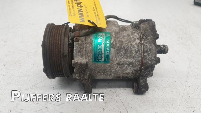 Air conditioning pump from a Volkswagen Polo III (6N2) 1.4 16V 75 2001