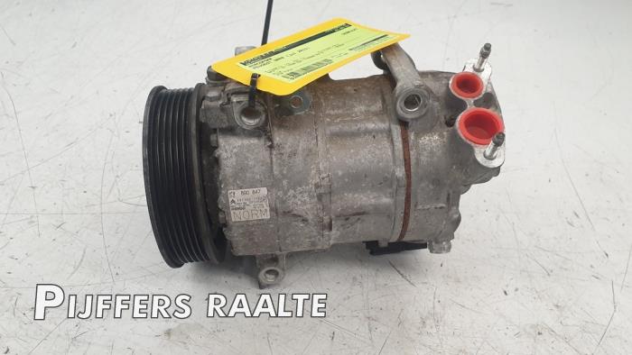 Air conditioning pump from a Peugeot 3008 I (0U/HU) 1.6 16V THP 155 2013