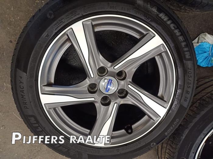 Sportfelgensatz + Reifen van een Volvo V40 (MV) 2.0 D4 16V 2014