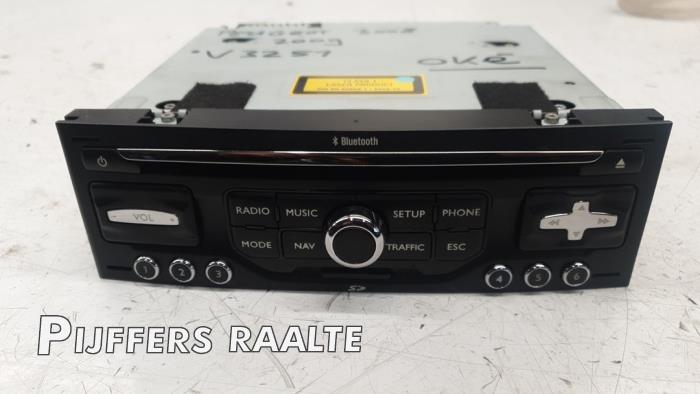Radio CD player from a Peugeot 3008 I (0U/HU) 1.6 VTI 16V 2009