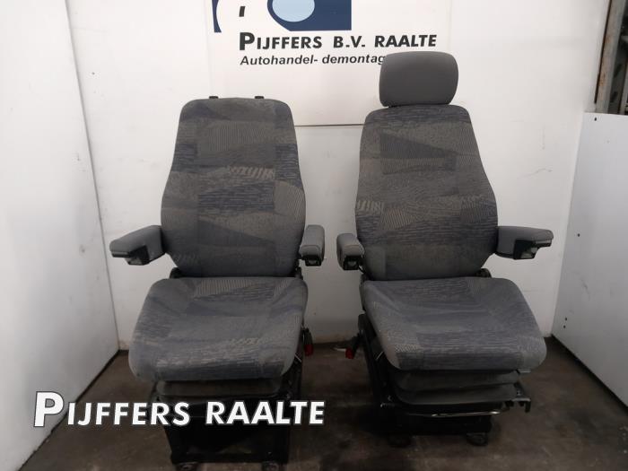 Fotele przednie lewy+prawy z Renault Master III (ED/HD/UD) 3.0 dCi 16V 140 2006