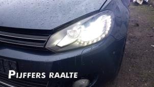 Używane Reflektor lewy Volkswagen Golf VI (5K1) 1.2 TSI BlueMotion Cena € 423,50 Z VAT oferowane przez Pijffers B.V. Raalte