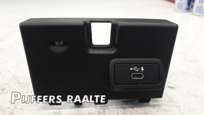 Używane Modul USB BMW 3 serie (G20) 330i xDrive 2.0 TwinPower Turbo 16V Cena € 30,25 Z VAT oferowane przez Pijffers B.V. Raalte