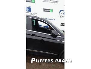 Usados Puerta 4 puertas derecha delante Volkswagen Tiguan (AD1) 2.0 TSI 16V 4Motion Precio € 845,79 IVA incluido ofrecido por Pijffers B.V. Raalte