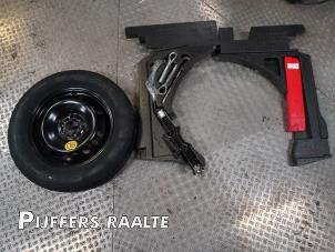 Usados Juego de gato y rueda de repuesto Nissan Qashqai (J10) 1.6 16V Precio € 240,79 IVA incluido ofrecido por Pijffers B.V. Raalte