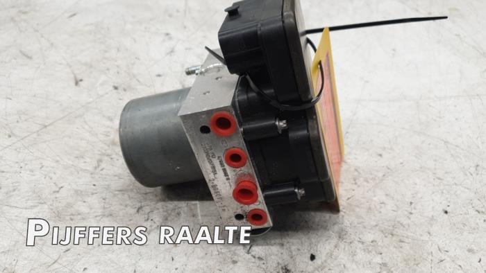 Usagé Pompe ABS Renault Clio V (RJAB) 1.0 SCe 65 12V Prix € 250,00 Prix TTC proposé par Pijffers B.V. Raalte