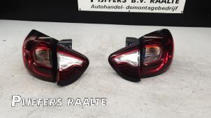 Begagnade Set med baklyktor, vänster + höger Renault Captur (2R) 1.2 TCE 16V EDC Pris € 200,00 Inklusive moms erbjuds av Pijffers B.V. Raalte