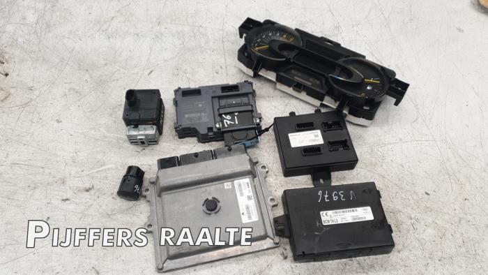 Used Ignition lock + computer Renault Captur I (2R) 0.9 Energy TCE 12V Price € 181,50 Inclusive VAT offered by Pijffers B.V. Raalte