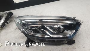 Używane Reflektor prawy Renault Captur (2R) 1.2 TCE 16V EDC Cena € 544,50 Z VAT oferowane przez Pijffers B.V. Raalte