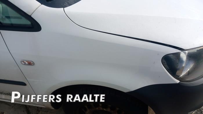 Front wing, right from a Volkswagen Caddy III (2KA,2KH,2CA,2CH) 1.6 TDI 16V 2014