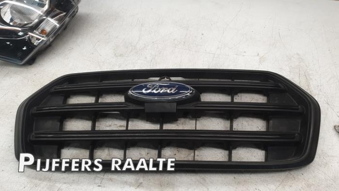 Używane Grill Ford Transit 2.0 TDCi 16V Eco Blue 130 RWD Cena € 108,90 Z VAT oferowane przez Pijffers B.V. Raalte