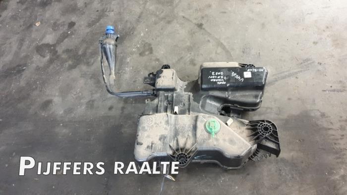 Usagé Réservoir Adblue Opel Vivaro 2.0 Diesel 145 Prix € 211,75 Prix TTC proposé par Pijffers B.V. Raalte