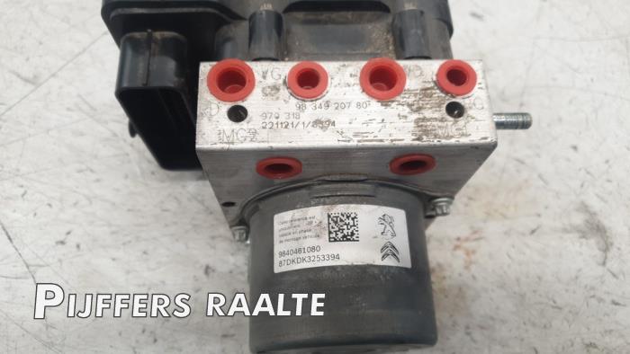 ABS-pump från en Opel Vivaro 2.0 Diesel 145 2023