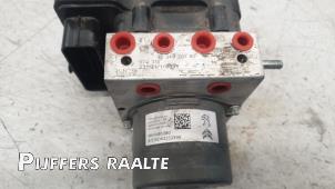 ABS-pump från en Opel Vivaro 2.0 Diesel 145 2023