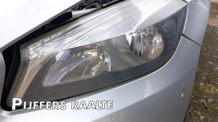 Używane Reflektor lewy Mercedes A (W176) 1.6 A-180 16V Cena € 240,79 Z VAT oferowane przez Pijffers B.V. Raalte