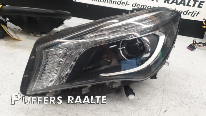 Używane Reflektor lewy Mercedes CLA (117.3) 1.6 CLA-180 16V Cena € 726,00 Z VAT oferowane przez Pijffers B.V. Raalte