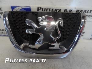 Usados Emblema Peugeot 207 SW (WE/WU) Precio € 15,00 Norma de margen ofrecido por Pijffers B.V. Raalte