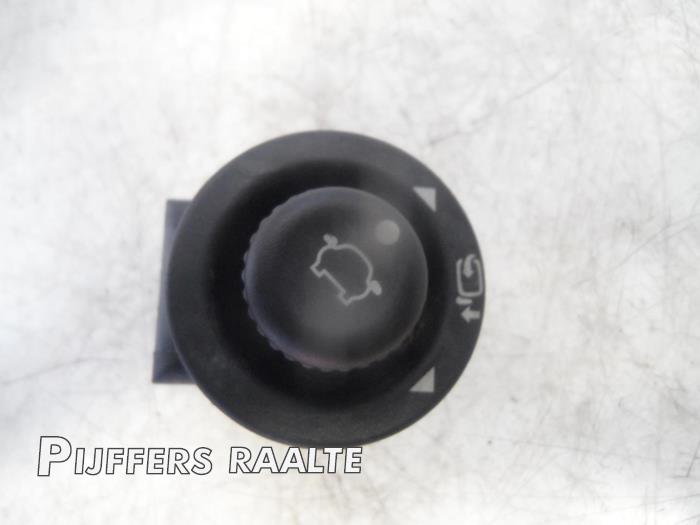 Usados Interruptor de retrovisor Ford Tourneo Custom Precio € 50,00 Norma de margen ofrecido por Pijffers B.V. Raalte
