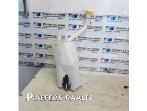 Used Front windscreen washer reservoir Renault Clio IV Estate/Grandtour (7R) 1.5 Energy dCi 90 FAP Price € 50,00 Margin scheme offered by Pijffers B.V. Raalte