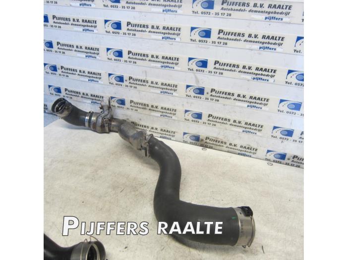 Gebrauchte Intercooler Rohr Opel Vivaro 1.6 CDTI BiTurbo 120 Preis € 50,00 Margenregelung angeboten von Pijffers B.V. Raalte