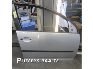 Używane Drzwi prawe przednie wersja 4-drzwiowa Volkswagen Golf V (1K1) 1.4 FSI 16V Cena € 75,00 Procedura marży oferowane przez Pijffers B.V. Raalte