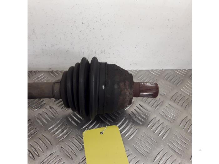 Front drive shaft, left from a Ford Focus 2 Wagon 2.0 TDCi 16V 2006