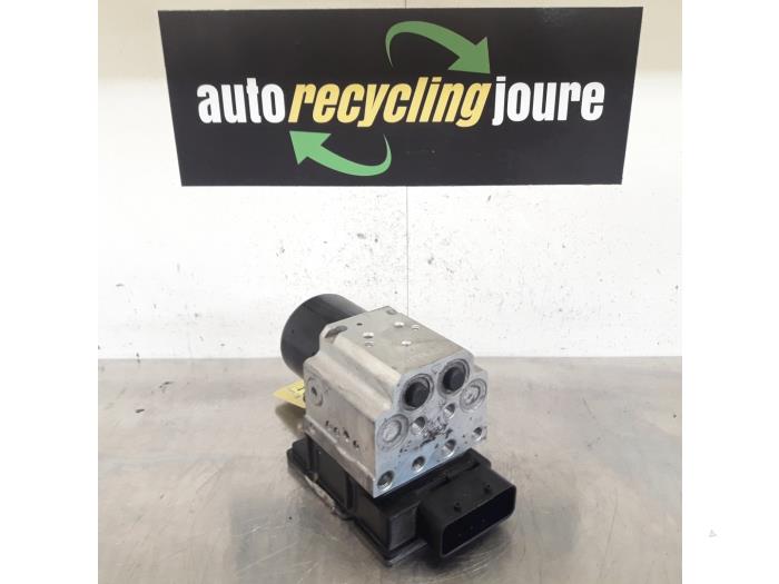 Usagé Pompe ABS Opel Vectra C Caravan 2.2 DIG 16V Prix € 29,99 Règlement à la marge proposé par Autorecycling Joure B.V.