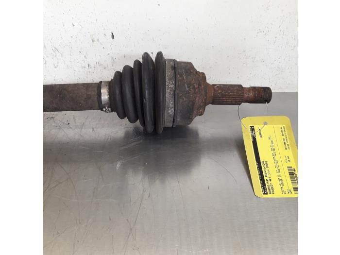 Front drive shaft, right from a Peugeot 407 (6D) 1.6 HDi 16V 2005