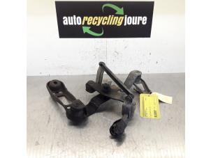 Used Gear-change mechanism Opel Corsa C (F08/68) 1.7 DI 16V Price € 30,00 Margin scheme offered by Autorecycling Joure B.V.