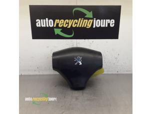 Usagé Airbag gauche (volant) Peugeot 206 (2A/C/H/J/S) 1.6 16V Prix € 30,00 Règlement à la marge proposé par Autorecycling Joure B.V.