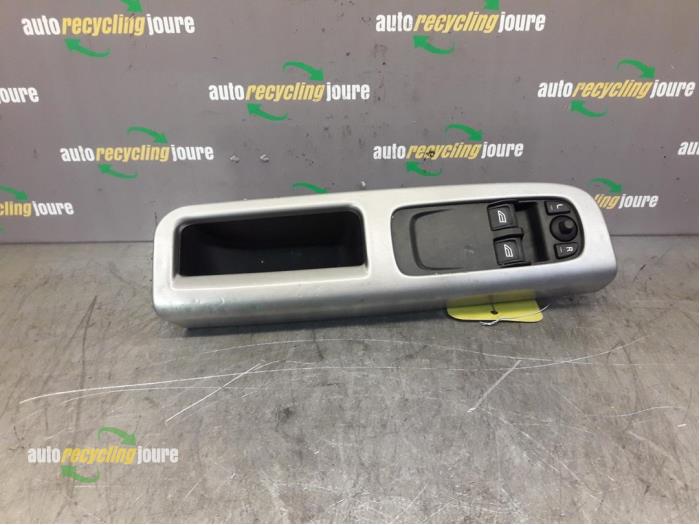 Usados Interruptor de ventanilla eléctrica Volvo C30 (EK/MK) 1.8 16V Precio € 30,00 Norma de margen ofrecido por Autorecycling Joure B.V.