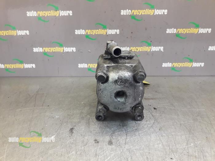 Power steering pump from a BMW 3 serie Touring (E46/3) 318i 2000