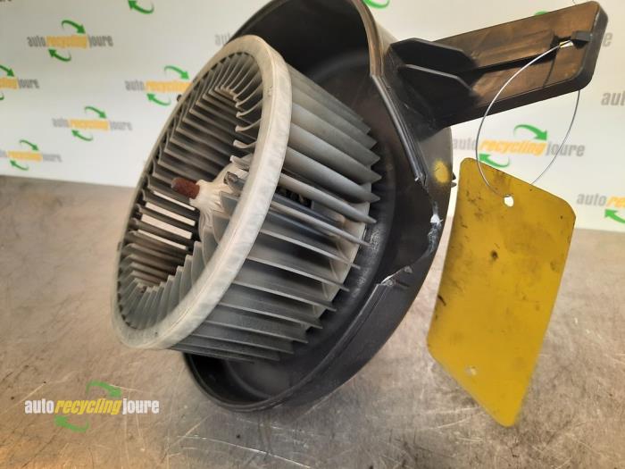 Heating and ventilation fan motor from a Audi A2 (8Z0) 1.6 FSI 16V 2002