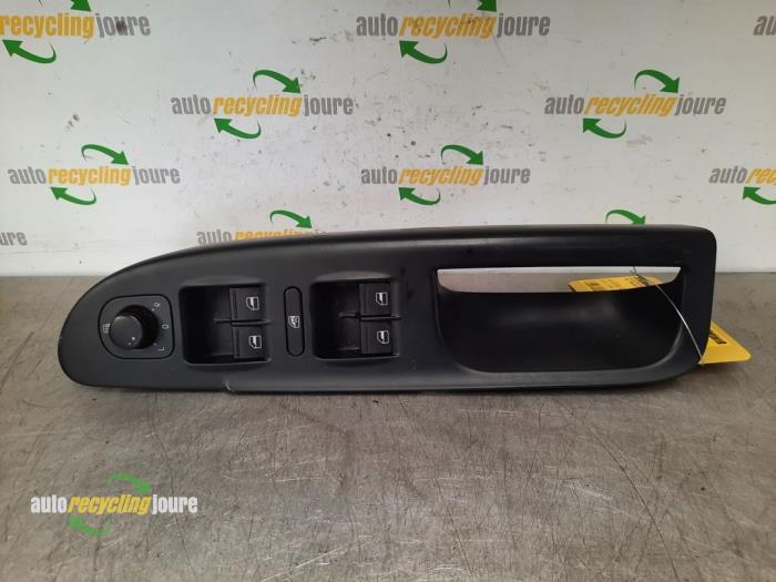 Electric window switch from a Volkswagen Passat Variant (3C5) 2.0 TDI 16V 140 2007