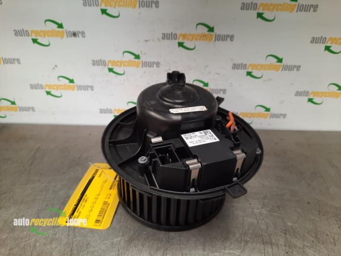 Heating and ventilation fan motor from a Volkswagen Passat Variant (3C5) 2.0 TDI 16V 140 2007