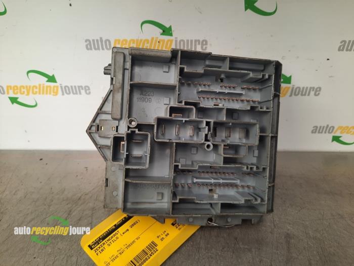 Fuse box from a Fiat Stilo (192A/B) 2.4 20V Abarth 3-Drs. 2002