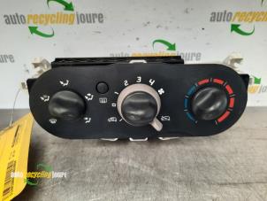Used Heater control panel Renault Twingo II (CN) 1.2 Price € 20,00 Margin scheme offered by Autorecycling Joure B.V.