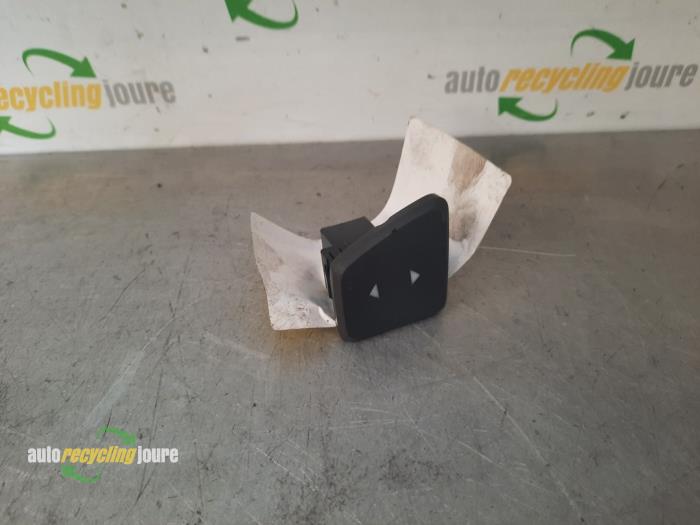 Usados Interruptor de ventanilla eléctrica Fiat 500C (312) 1.2 69 Precio € 15,00 Norma de margen ofrecido por Autorecycling Joure B.V.