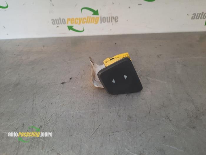 Usados Interruptor de ventanilla eléctrica Fiat 500C (312) 1.2 69 Precio € 15,00 Norma de margen ofrecido por Autorecycling Joure B.V.