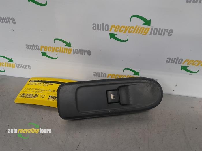 Usados Interruptor de ventanilla eléctrica Peugeot 308 (4A/C) 1.6 VTI 16V Precio € 15,00 Norma de margen ofrecido por Autorecycling Joure B.V.