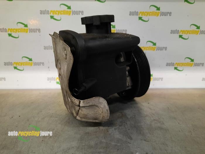 Power steering pump from a Mercedes-Benz C Combi (S203) 1.8 C-180K 16V 2004