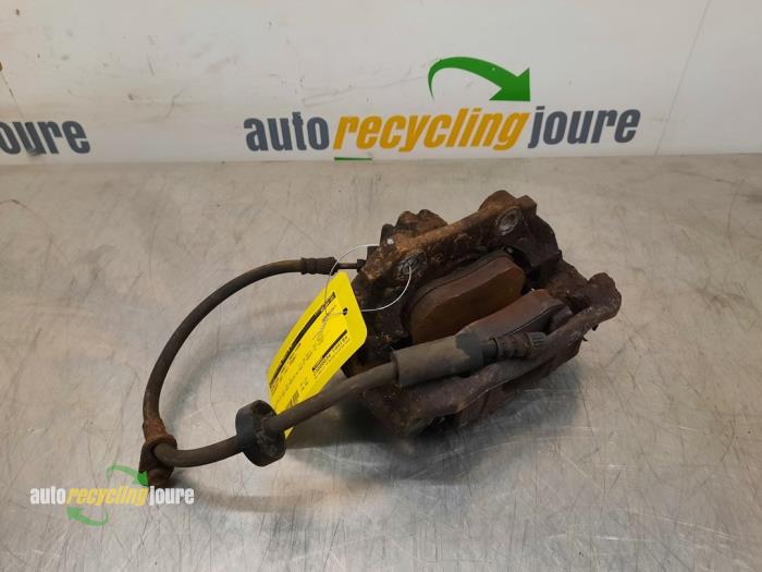 Gebrauchte Bremszange links vorne Peugeot 207/207+ (WA/WC/WM) 1.4 16V VTi Preis € 17,50 Margenregelung angeboten von Autorecycling Joure B.V.