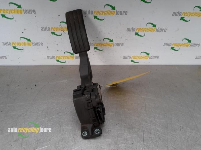 Accelerator pedal from a Dacia Duster (HS) 1.5 dCi 2013