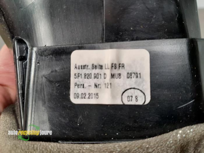 Rejilla de aire de salpicadero de un Seat Leon (5FB) 1.4 TSI 16V 2015