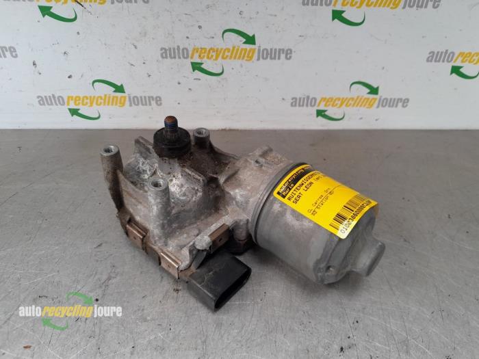 Front wiper motor from a Seat Leon (5FB) 1.4 TSI 16V 2015