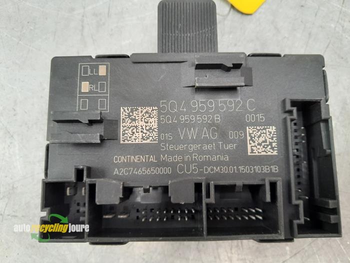 Central door locking module from a Seat Leon (5FB) 1.4 TSI 16V 2015