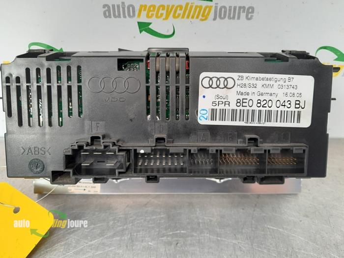 Heater control panel from a Audi A4 (B7) 2.0 TDI 16V 2006