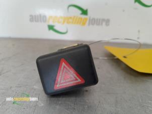 Usagé Bouton de warning Audi A4 (B7) 2.0 TDI 16V Prix € 10,00 Règlement à la marge proposé par Autorecycling Joure B.V.