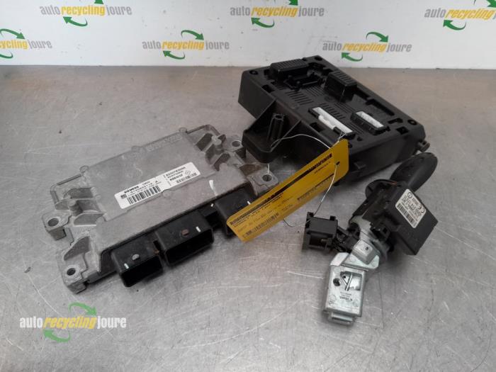 Used Engine management computer Renault Clio III (BR/CR) 1.2 16V TCe 100 Price € 100,00 Margin scheme offered by Autorecycling Joure B.V.