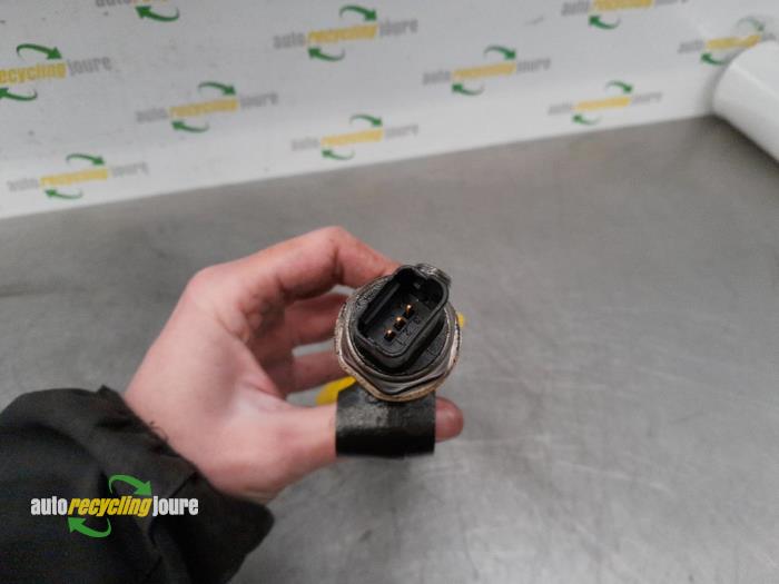 Fuel injector nozzle from a Citroën C5 III Tourer (RW) 1.6 HDi 16V 115 2013